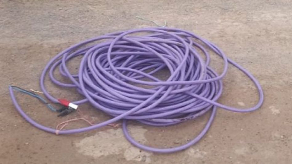 Unos ochenta metros de cable que serían robados se incautaron durante este allanamiento. FOTO: PBA