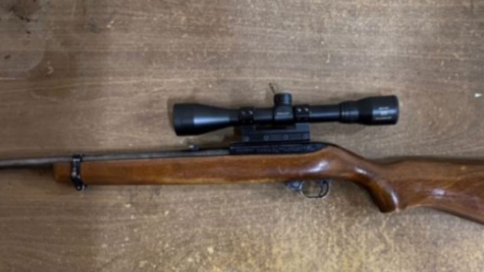Una carabina calibre 22 le incautaron policías al condenado cuando fue arrestado. FOTO: PBA