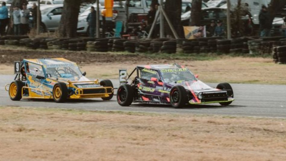 Bautista Masson Cura ganó en Minicross. El imagene aparece escoltado por el tresarroyense Matías Pereyra, quien finalizaría tercero. Foto: GENTILEZA LA VOZ DEL PUEBLO/ NAHUEL LA GRUTTA