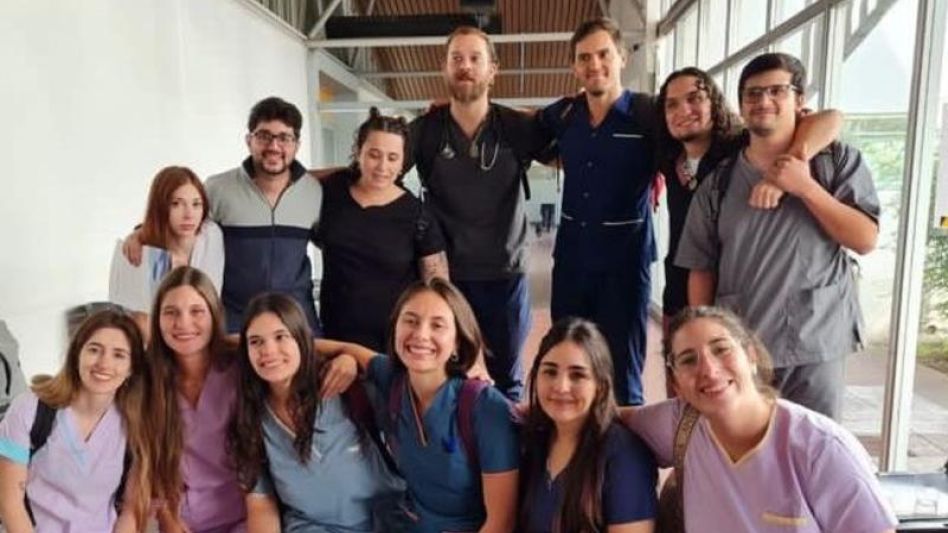 Algunos de los nuevos profesionales egresados de la Facultad de Ciencias de la Salud con sede en Olavarría. Hoy marcharán en reclamo por sus títulos profesionales.  INSTAGRAM: MEDI_COSPORELDERECHOALTI