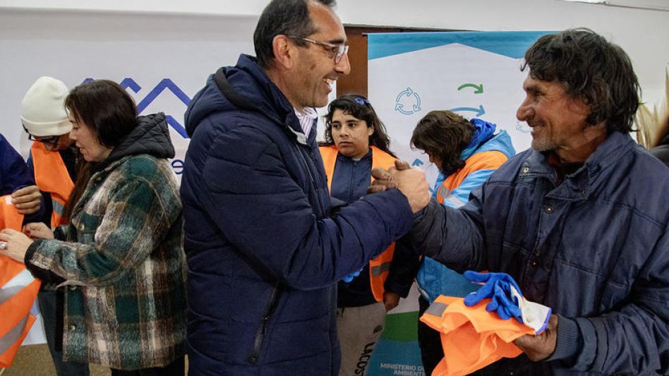 Que ustedes puedan ser visibilizados, que tengan su credencial es jerarquizar una política pública, expresó ayer Sombra ante los recuperadores urbanos.  