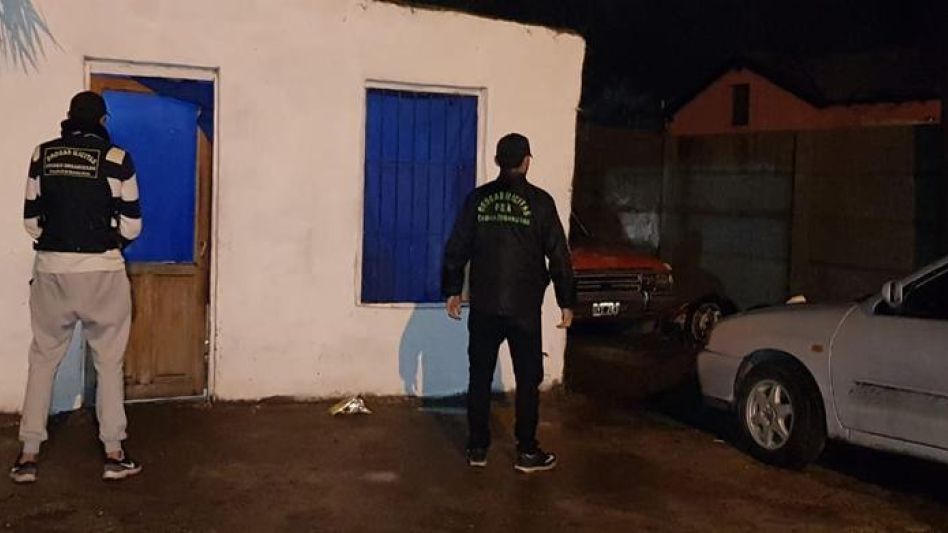 Uno de los dos allanamientos realizados por la Policía en el marco de esta causa. Ambas diligencias se hicieron el 30 de junio de 2020.  DROGAS ILÍCITAS AZUL/PBA/ARCHIVO