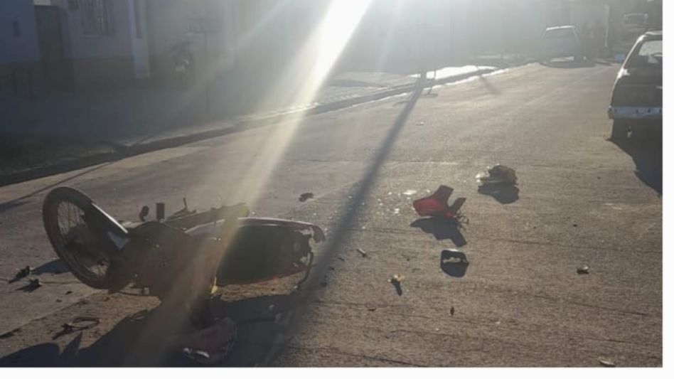 Un joven tuvo que ser llevado al hospital. Conducía una moto que chocó con un auto. FOTO: PBA