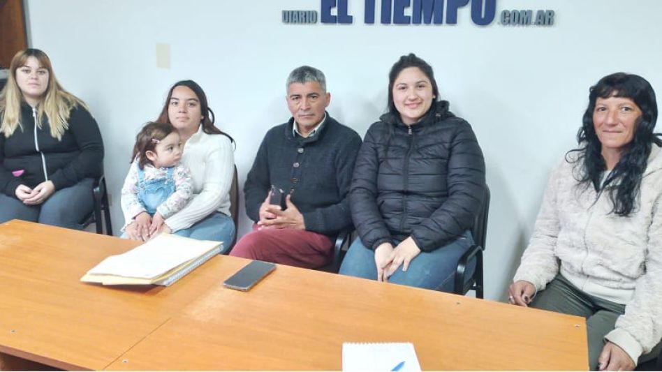 Los vecinos de barrio El Sol, Claudia Basilone, Daniela Andrioli, Luis Silva, Miriam Silva y María Macías, durante la entrevista con este diario.