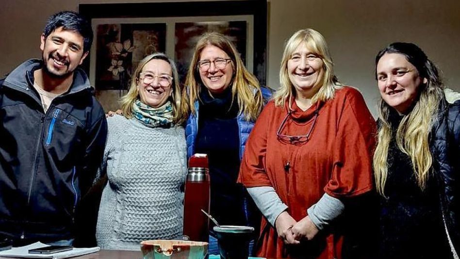 Integrantes del Peronismo 26 de Julio de Azul junto a representantes de la Cooperadora del Hospital de Niños de Azul.  PRENSA PERONISMO 26 DE JULIO 