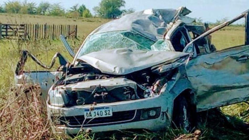 En una camioneta Volkswagen Amarok viajaban las víctimas, una de las cuales murió, cuando este siniestro vial se produjo.   ALVEAR YA/ARCHIVO