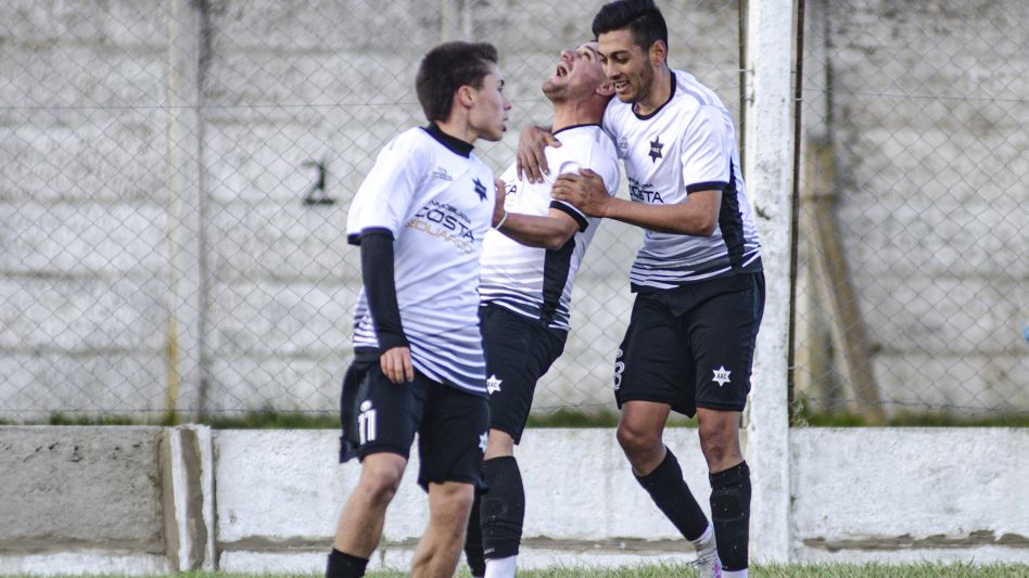 El florense Facundo Maciel celebra su tanto y la apertura del marcador para Athletic. La estrellita superó a San José por 3 a 0. ADRIAN GELOSI