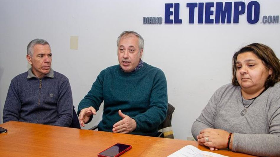 Los consejeros escolares Facundo Acosta, Leandro Ferraro y Daniela Egoscuadra hablaron, entre otras cuestiones, sobre el funcionamiento del Servicio Alimentario Escolar. NACHO CORREA