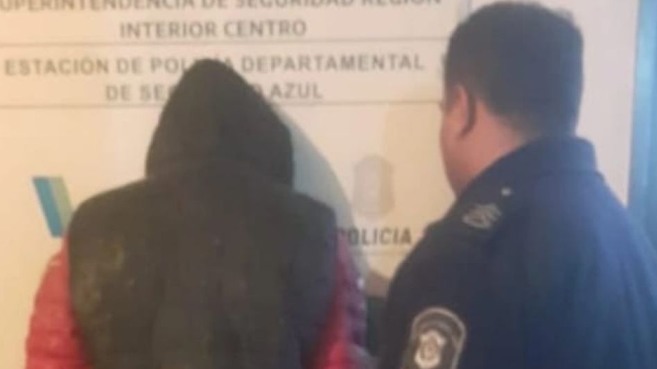 Varios delitos le imputan a un joven que había sido arrestado en las afueras de la casa donde vive su ex pareja. FOTO: PBA