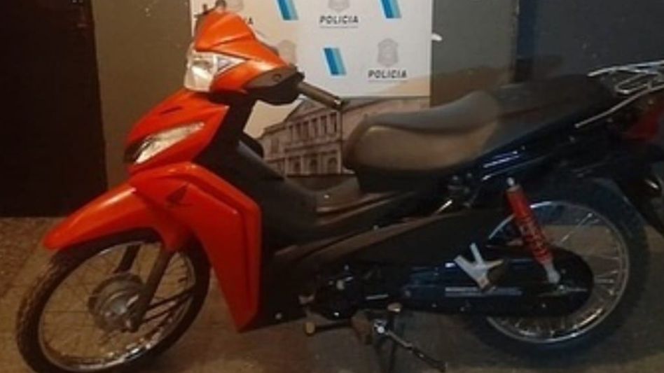 La moto que conducía el hombre que fue aprehendido. Tenía pedido de secuestro. FOTO: PBA