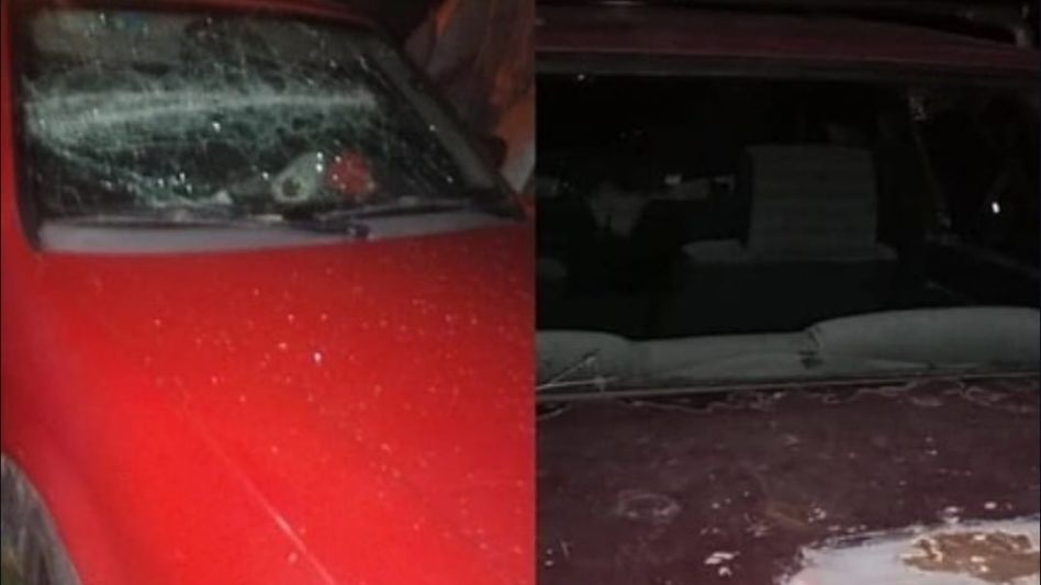 Parabrisas de dos autos, rotos durante un caso de violencia familiar por el que un hombre fue aprehendido. FOTO: PBA