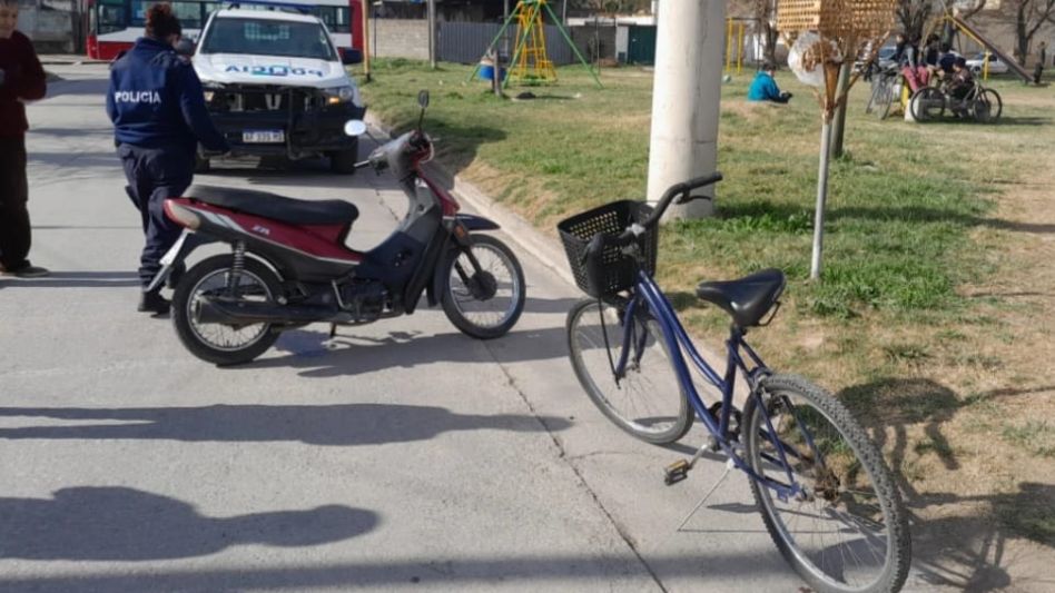 Hoy martes ocurrió este siniestro vial entre una moto que guiaba un hombre y una bicicleta en la que iba una nena. FOTO: CPA/PBA