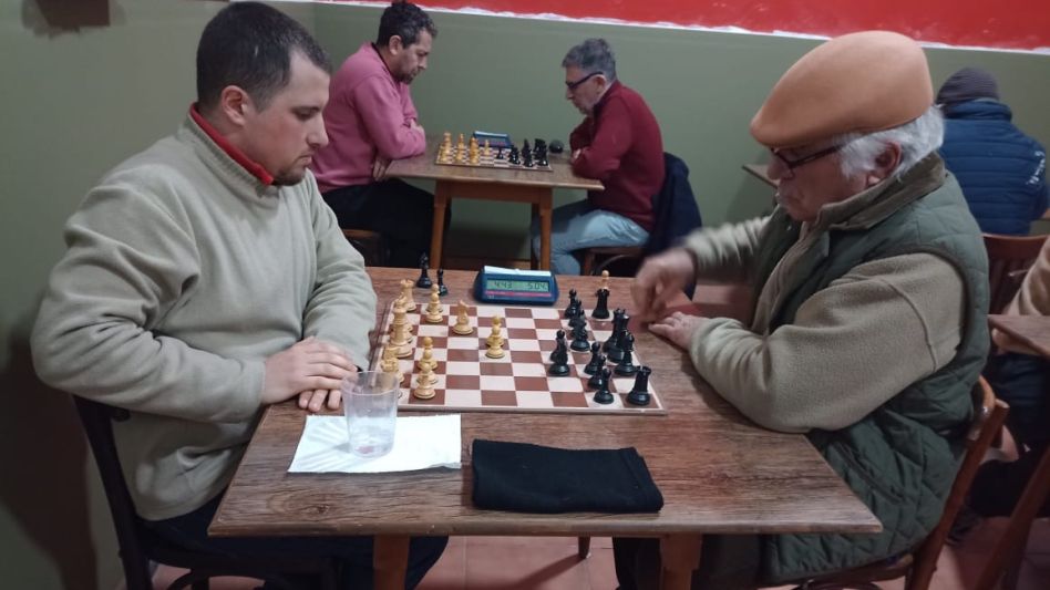 El fuerte jugador, Santiago Poljak (en la foto conduciendo piezas blancas frente a Jorge Baldini), ganó invicto el torneo de Ajedrez rápido organizado por el Círculo local en su sede de 9 de Julio 811