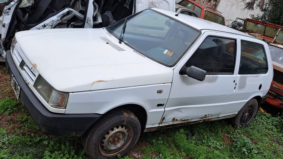 Un Fiat Uno, uno de los autos incautados en estos operativos de control vehicular. FOTO: SUBCOMISARÍA CACHARÍ/PBA