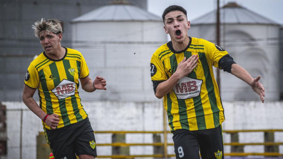 Ramiro Bernaola festeja uno de sus goles en la victoria de Piazza ante Sarmiento por 2 a 0 en Séptima División. 
