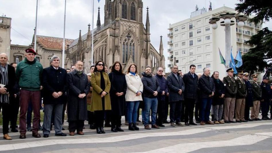 Autoridades que presidieron el acto conmemorativo realizado ayer.