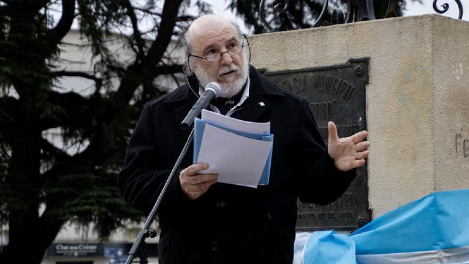  Las palabras alusivas estuvieron a cargo del profesor Hugo Boggi, en representación de la Asociación Cultural Sanmartiniana de Azul. PRENSA MUNICIPAL
