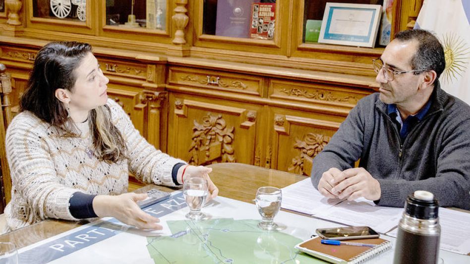 El jefe comunal, Nelson Sombra, y la subsecretaria de Minería bonaerense, María Laura Delgado, durante la firma del convenio.  PRENSA MUNICIPAL