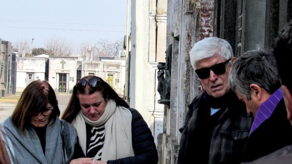 Julio Varela junto a familiares de Ricardo Caíto Pené durante el recordatorio en la necrópolis local  PRENSA PERONISMO 26 DE JULIO AZUL