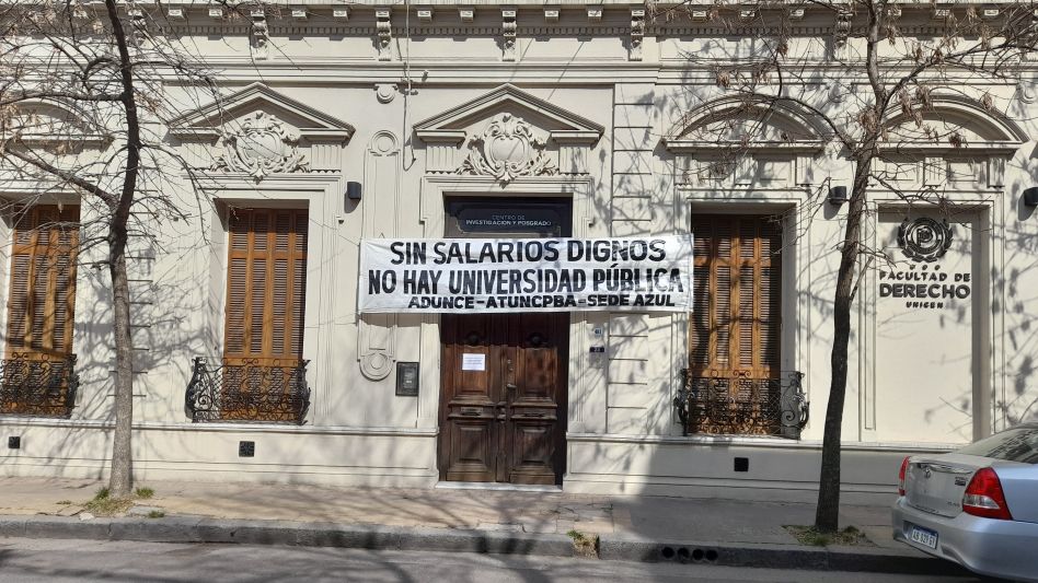 Una de las sedes de la UNICEN en esta ciudad amaneció cerrada y con un pasacalle en su puerta que grafica muy bien el reclamo.    AGUSTÍN SCALCINI