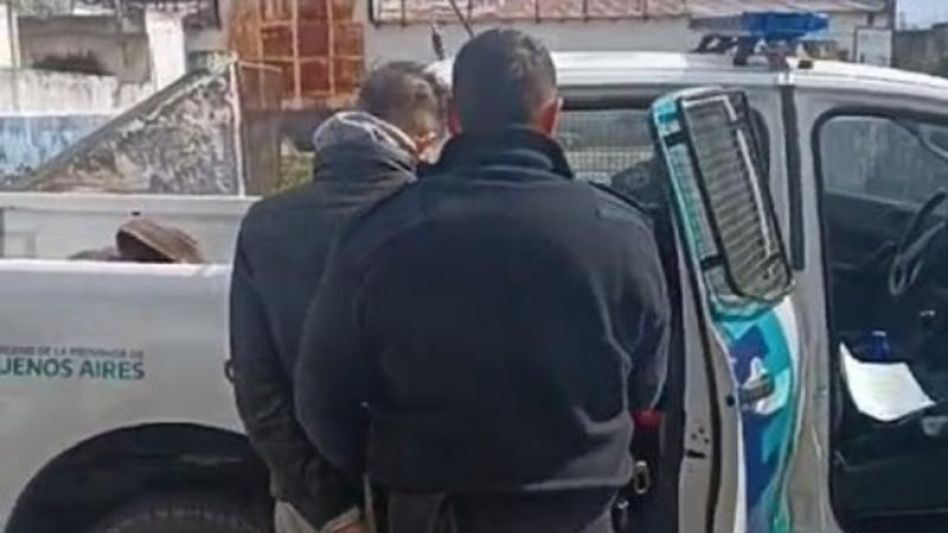 Tras haber estado en el Hospital Pintos y luego en la comisaría primera local, ayer trasladaron al acusado del femicidio de su ex pareja. SECCIONAL PRIMERA AZUL/PBA