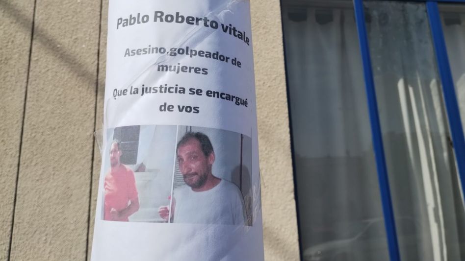 Afiches contra el hombre que está detenido. Aparecieron tras su aprehensión el sábado, día en que después fue liberado. NACHO CORREA