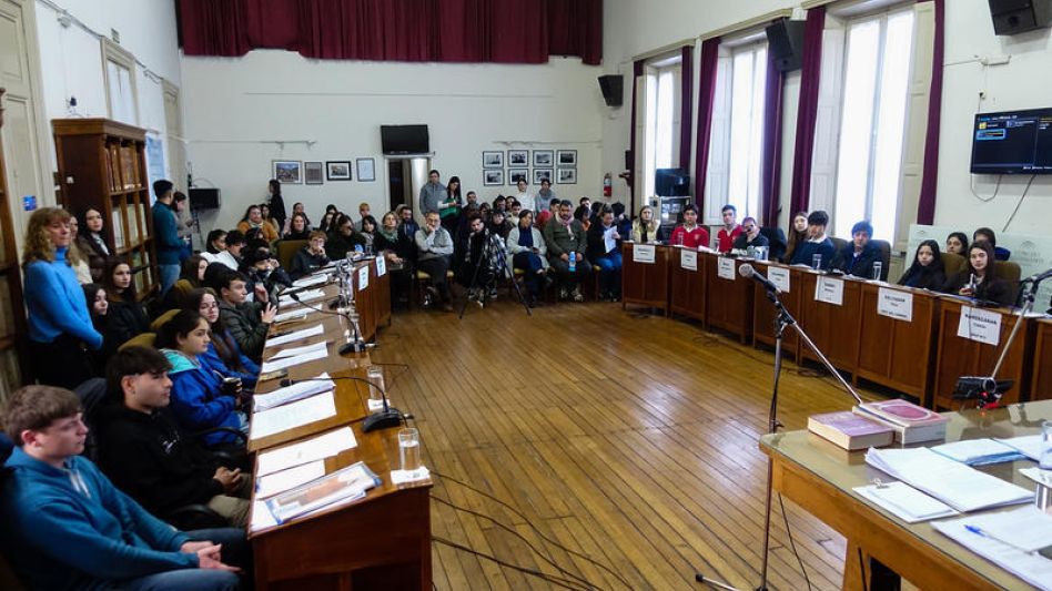 La primera sesión de los estudiantes secundarios del Partido de Azul se realizó ayer en el Concejo Deliberante.  PRENSA CONCEJO DELIBERANTE
