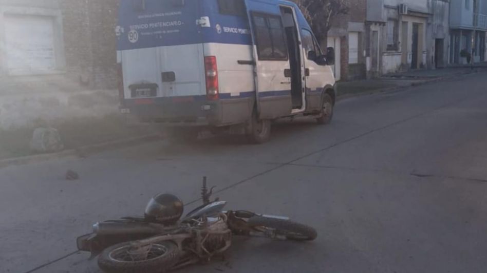 Sin que sufriera lesiones de gravedad, el conductor de la moto tuvo que ser hospitalizado. FOTO: CPA/PBA