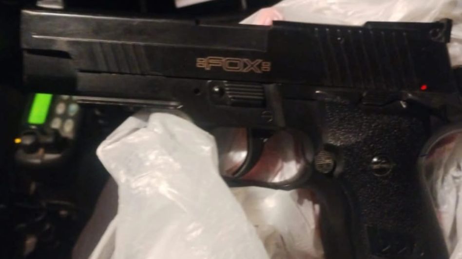 Una pistola de aire comprimido, incautada por policías del CPA en el marco de este procedimiento. FOTO: CPA/PBA