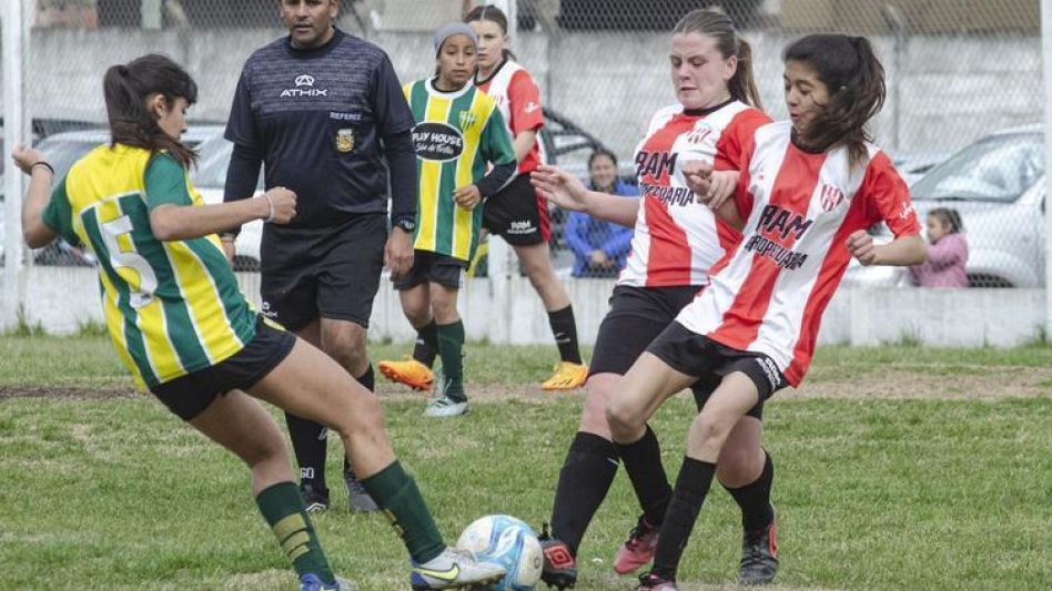 Piazza le ganó, ayer en el Lorenzo Palacios, a Porteño por la segunda fecha del Torneo Sub 13 Femenino. ADRIÁN GELOSI 
