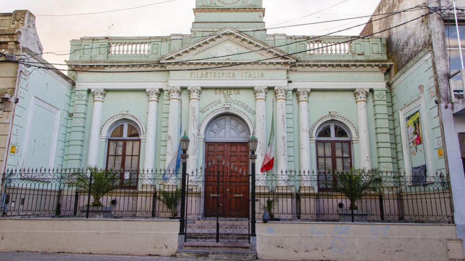 Uno de los tantos edificios que se encuentran en la ciudad con arquitectura masónica. 
