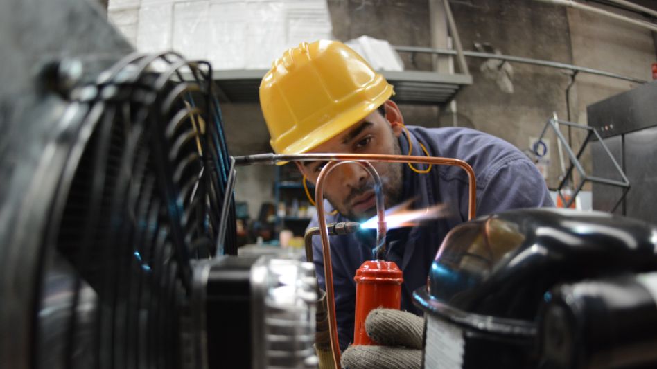 La industria pyme cayó 17,8% anual en julio y en 2024 acumula una retracción de 18,6%