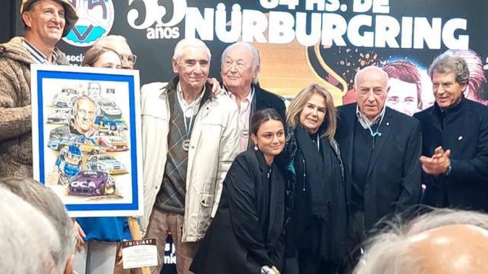 Emotivo recordatorio a 55 años de las 84 horas de Nürburgring en la AAV. Con protagonistas de lujos como los Cacho Fangio y Franco e impecables ilustraciones a cargo de Fuel Art.