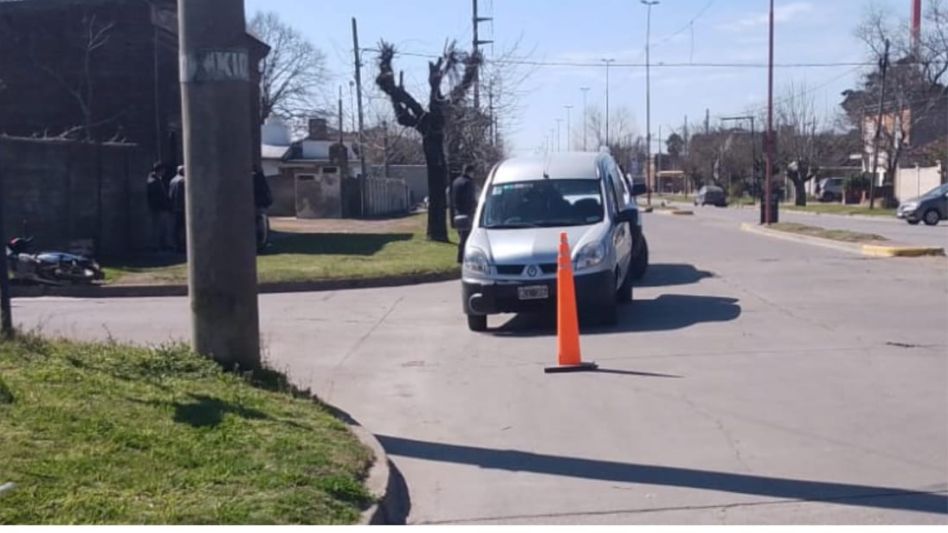 Hoy lunes una moto y un utilitario colisionaron en el cruce de 25 de Mayo y Misiones. FOTO: CPA/PBA