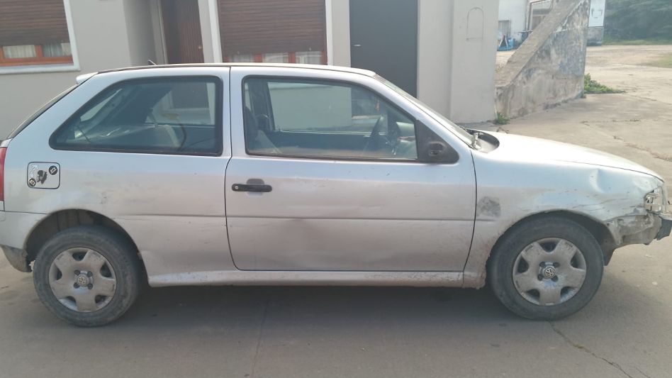 Un Volkswagen Gol, secuestrado hoy lunes tras un siniestro vial sucedido anteayer en el centro. FOTO: CPA/PBA 