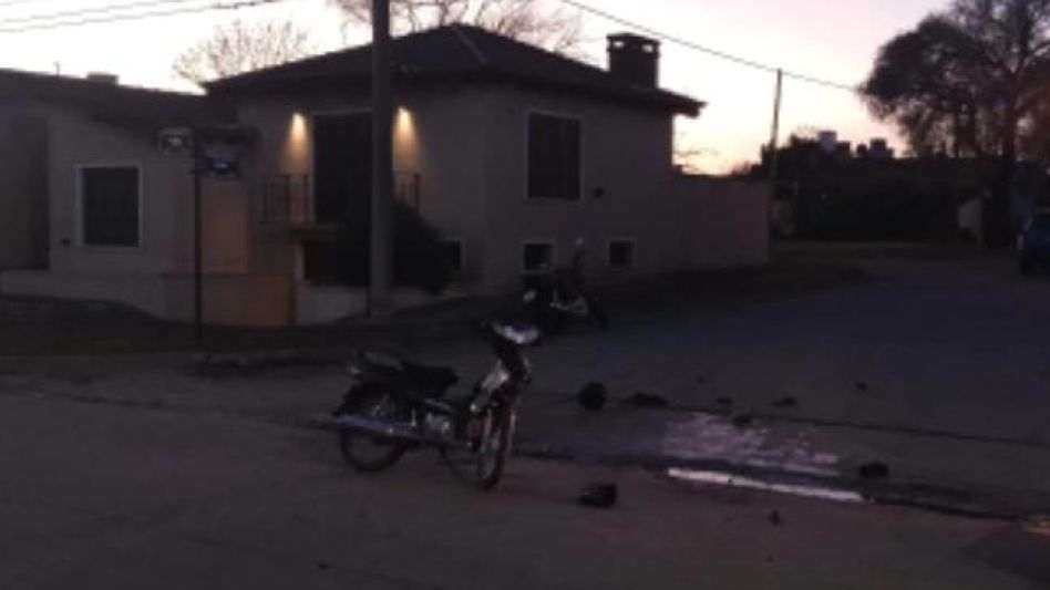 En 25 de Mayo y Tapalqué, ayer domingo por la mañana, chocaron una moto y una camioneta Jeep. FOTO: CPA/PBA