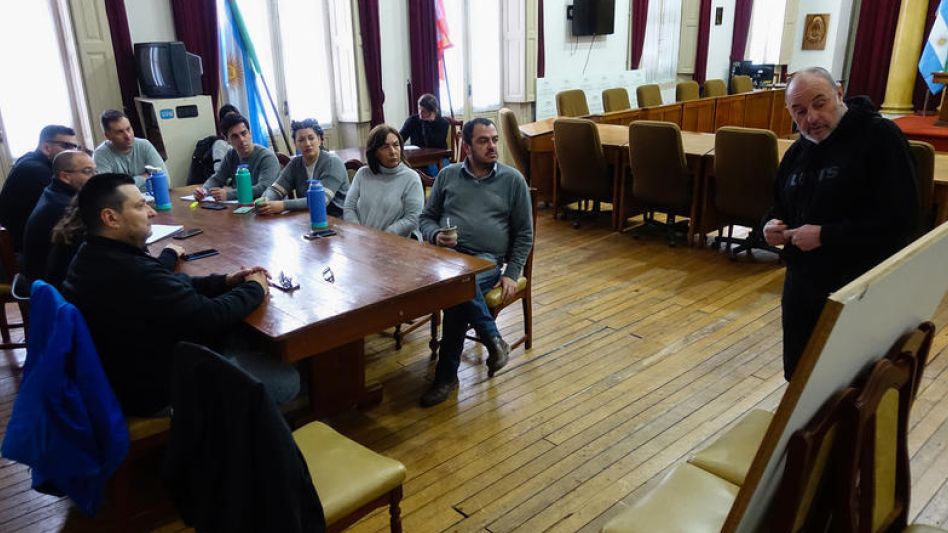 El Arq. Claudio Mansilla durante un tramo de la reunión de trabajo que mantuvo días atrás con concejales azuleños de distintos bloques políticos.    HÉCTOR GARCÍA/CONCEJO DELIBERANTE