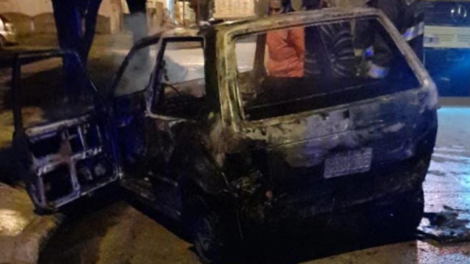 El estado en que quedó un automóvil Fiat Uno que se había incendiado. FOTO: CPA/PBA