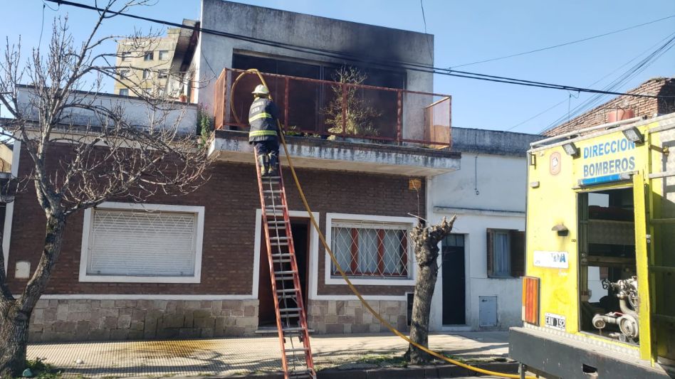 Ayer martes por la tarde los bomberos tuvieron que combatir un incendio, en la planta alta de una casa. FOTO: EL TIEMPO