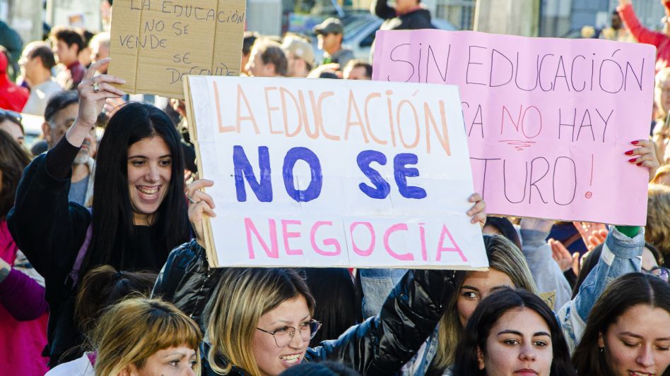 Algunos de los carteles que se pudieron ver en esta ciudad durante la Marcha Universitaria Federal. ARCHIVO/NACHO CORREA