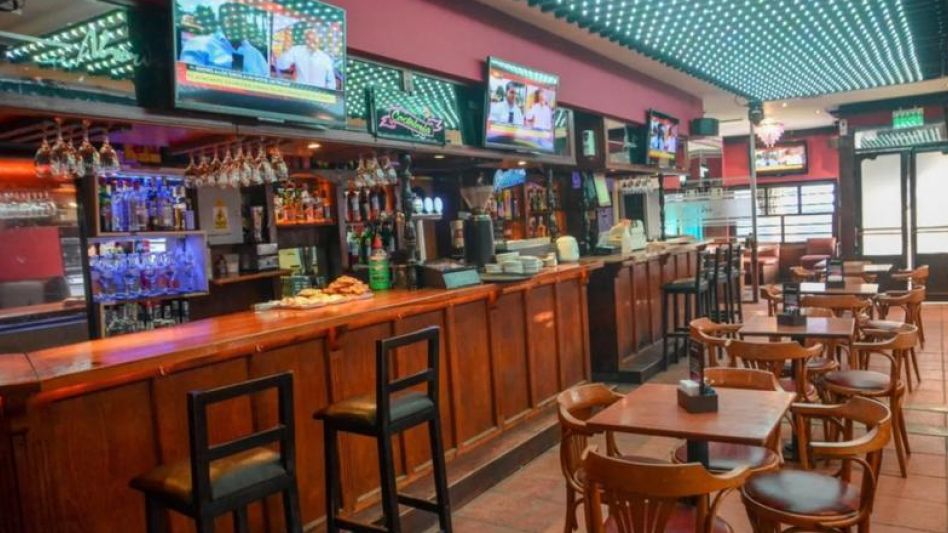 Un café cualquiera, cerca de un edificio de tribunales. Habitual lugar de encuentro en la actualidad de los profesionales del Derecho.