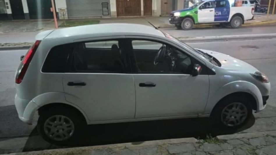 El auto robado ayer miércoles y que hoy jueves la Policía recuperó. FOTO: EPDS AZUL/PBA