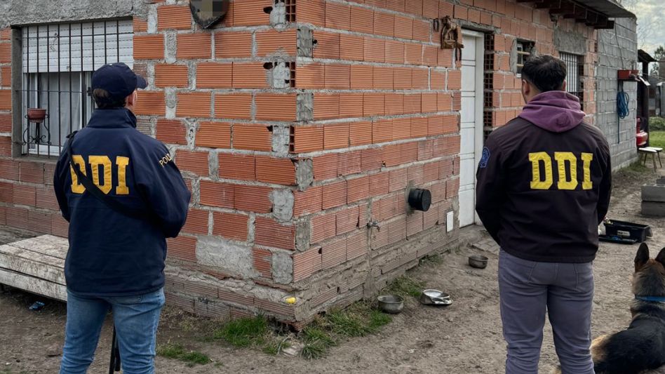 Policías de la DDI Azul realizaron la diligencia en la casa donde vive el sospechado, situada en Villa Piazza Sur. DDI AZUL/PBA 