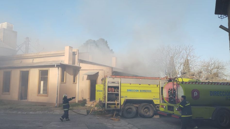 Alrededor de dos horas trabajaron los bomberos para sofocar el incendio en la casona y los galpones. FOTOS: NAHUEL MAUMÚS/SOMOS AZUL