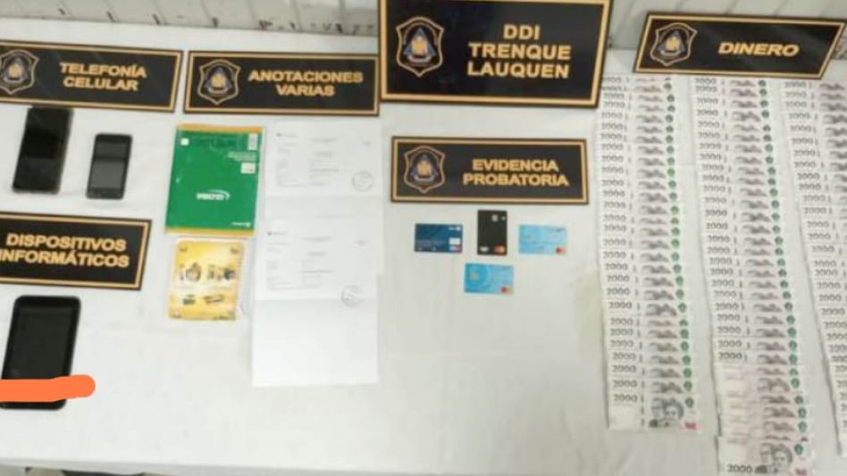 Dinero, teléfonos celulares y demás elementos incautados ayer en este allanamiento. 