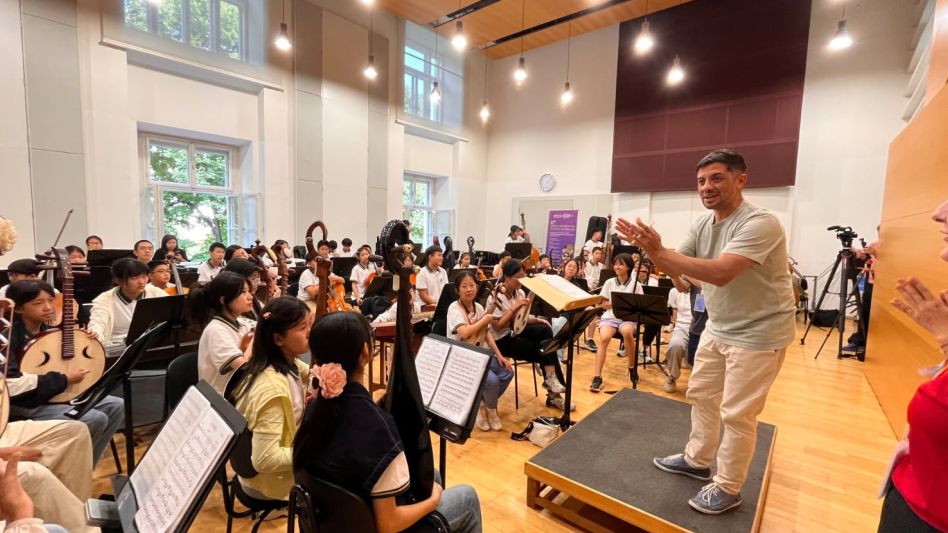 Una historia de ensueño: el músico y docente Gustavo Moreno es uno de los tres mejores directores de orquesta del mundo