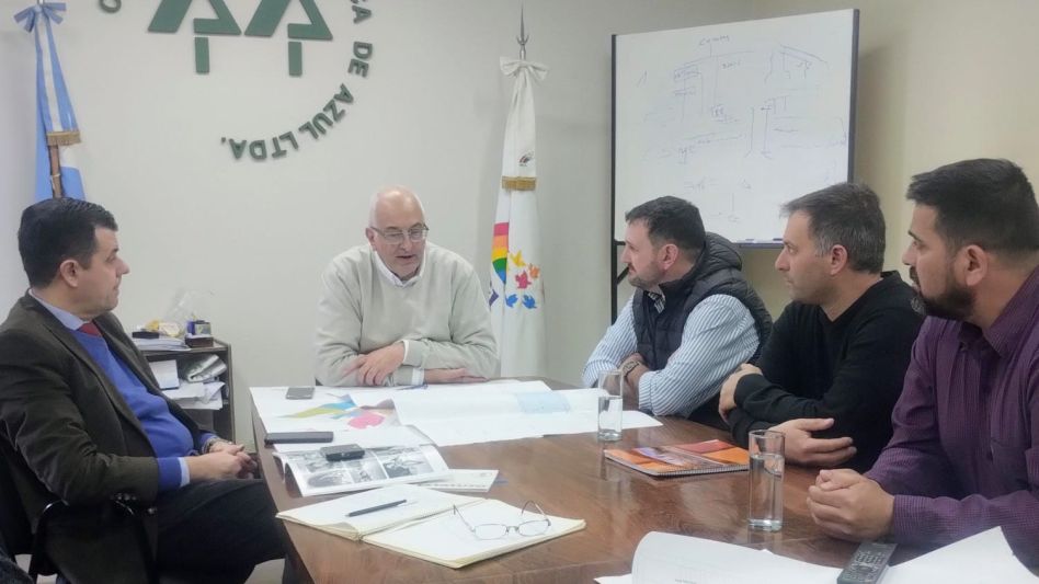 Los referentes de LLA Pablo Di Salvo y Juan Ignacio Furiasse, junto al concejal Saúl Lucero y autoridades de la Cooperativa Eléctrica de Azul -Ing. Mario Fossati y Dr. Luis Conti.