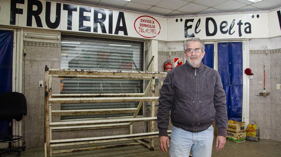 El comerciante azuleño Marcelo Levigna en el interior de la frutería y verdulería en la que trabajó durante más de treinta años.    NACHO CORREA 