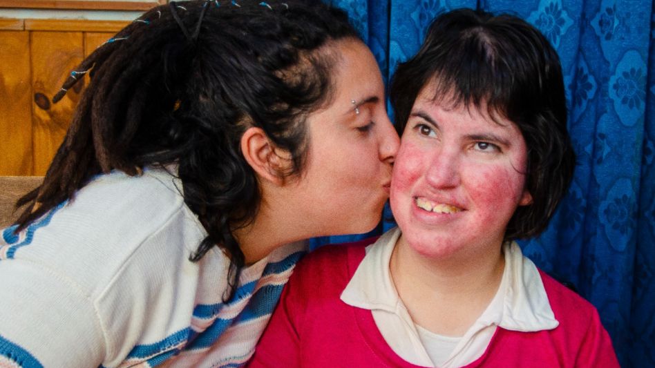 Aylén Ferreira y su hermana Ayelén en una expresión de lo que refleja su relato.  FOTOS NACHO CORREA 