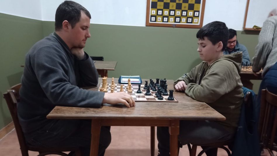 Santiago Poljak (blancas) se adjudicó el ?Rápido? disputado el jueves. En la foto enfrentando a Ian Levigna.      